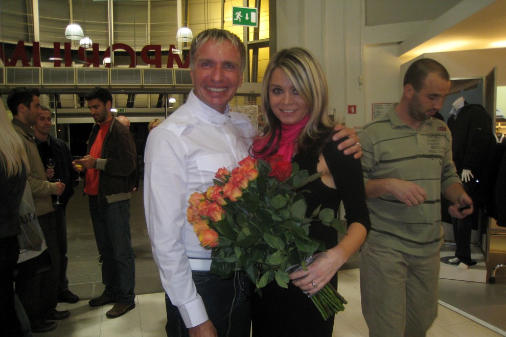 Igor Jelen je Nino Vipotnik presenetil s šopkom vrtnic.