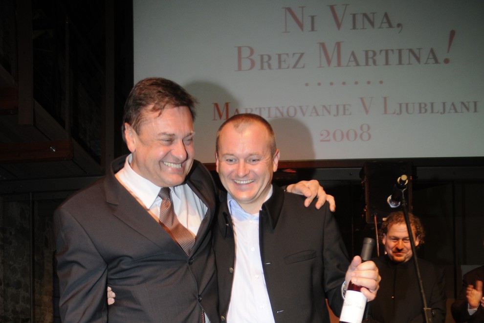 Ljubljanski župan Zoran Janković je stekleničko žametovke podaril tudi mariborskemu kolegu Francu Kanglerju.