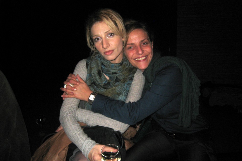 Modna oblikovalka Jelena Prokovič s prijateljico Mio Osti.