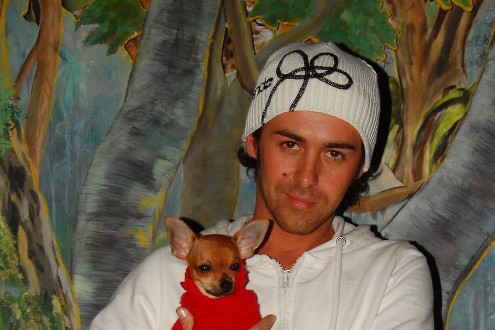 Frizerski mojster Gusti s pasjo lepotičko Gino.