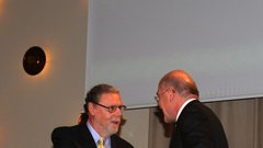 Računalniški umetnik Edvard Zajec je nagrado prejel iz rok ameriškega veleposlanika v Sloveniji Yousifa B. Ghafarija.