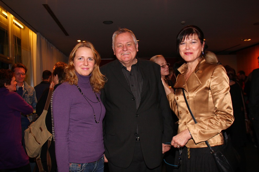 Igralec Boris Kobal s hčerko Majo (levo) in igralko Majo Boh (desno).