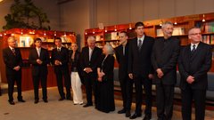 Prešernovi nagrajenci 2009 čakajo na prihod predsednika RS dr. Danila Türka.