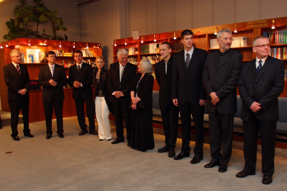 Prešernovi nagrajenci 2009 čakajo na prihod predsednika RS dr. Danila Türka.
