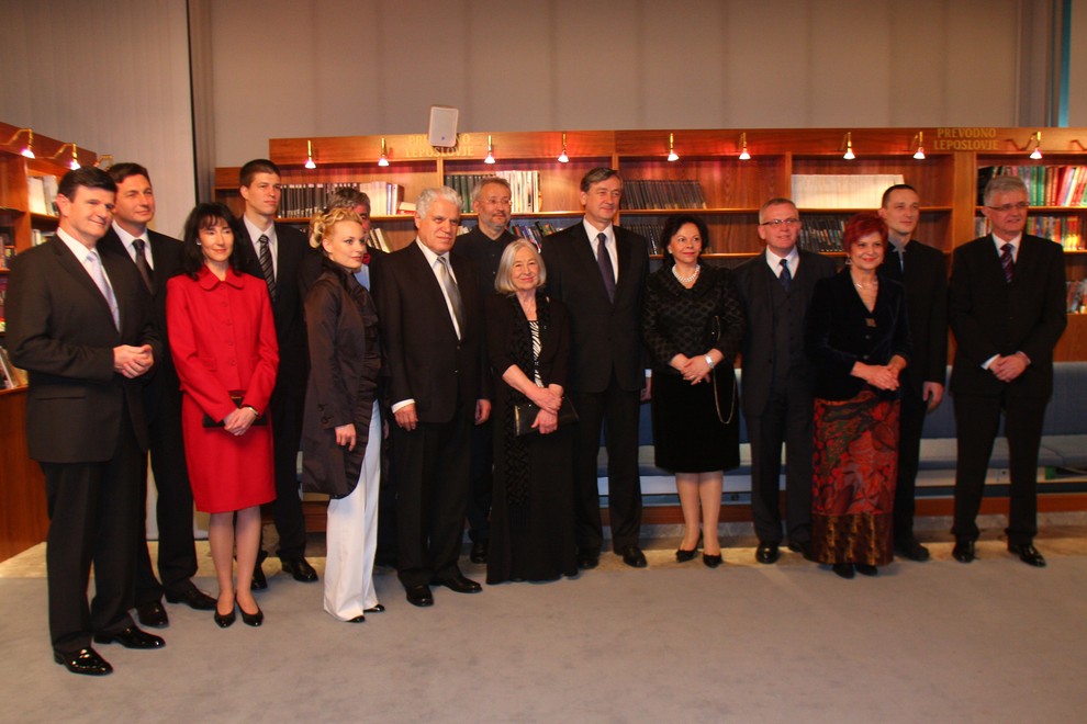 Prešernovi nagrajenci 2009 s predsednikom RS dr. Danilom Türkom. 