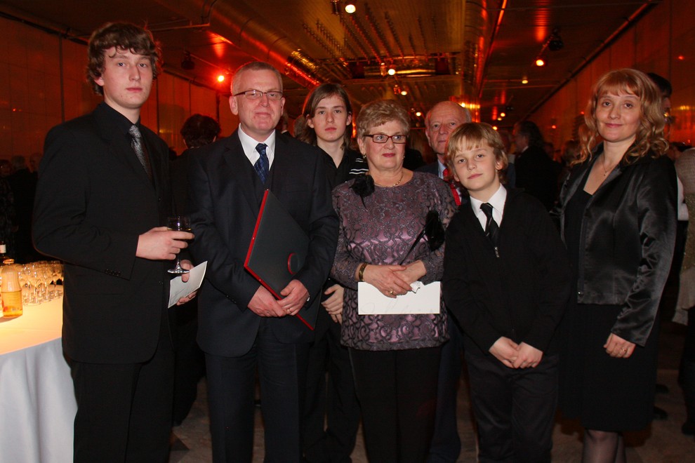 Skladatelj Nenad Firšt dobitnik nagrade Prešernovega sklada 2009 skupaj z družino.