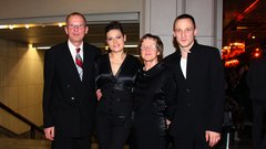 Pia Zemljič in dobitnik nagrade Prešernovega sklada 2009 Marko Mandič ter njegovi starši.