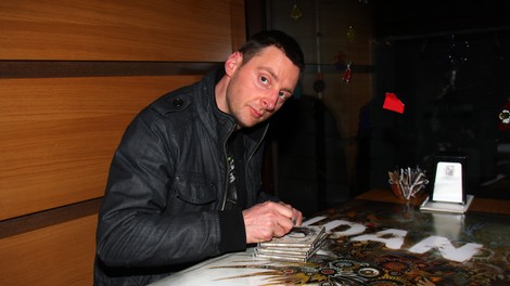 Člani skupine Dan D so pred začetkom promocije podpisovali svojo novo zgoščenko.