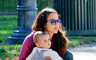  Jessica Alba: Ljubeča mamica s hčerkico v parku