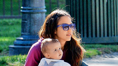  Jessica Alba: Ljubeča mamica s hčerkico v parku