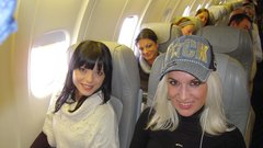 Špela in Sabina sta se veselili obiska Londona že na letalu.