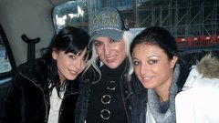 Tri lepotičke Sabina, Špela in Sanja so uživale v vožnji s tradicionalnim londonskim taksijem.
