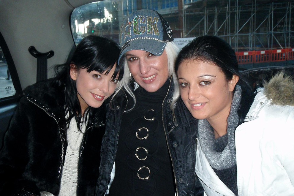 Tri lepotičke Sabina, Špela in Sanja so uživale v vožnji s tradicionalnim londonskim taksijem.