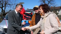  Predsednik Lions kluba Ljubljana dr. Igor Bartenjev izroča ključe avtomobila Valeriji.
