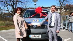 Direktorica CUDV Draga Valerija Bužan in direktor znamke Volkswagen Gospodarska vozila Domen Ponikvar.