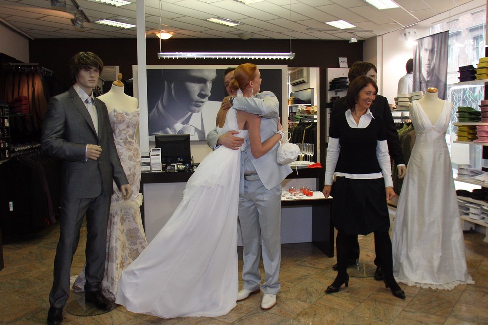 Predstavitev poročnih oblačil v trgovini Sens. 4