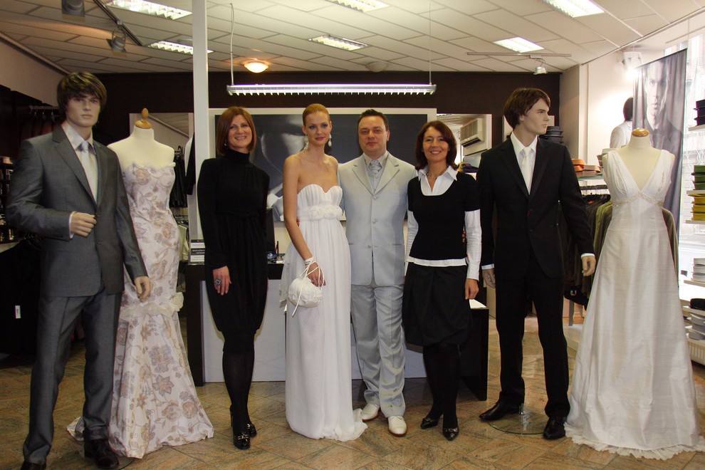 Predstavitev poročnih oblačil v trgovini Sens. 8