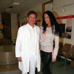 Direktor oddelka za preskrbo s krvjo dr. Dragoslav Domanović in Tina Gaber. (foto: Jasmina Hasković)