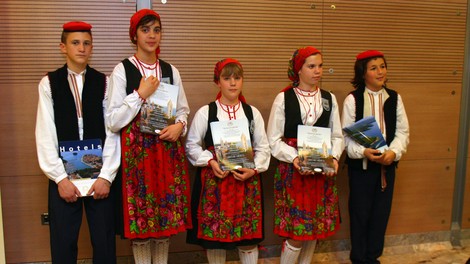 Goste so pozdravljali otroci oblečeni v hrvaško tradicionalno obleko.