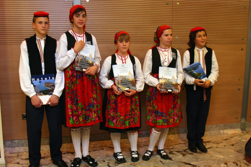 Goste so pozdravljali otroci oblečeni v hrvaško tradicionalno obleko.