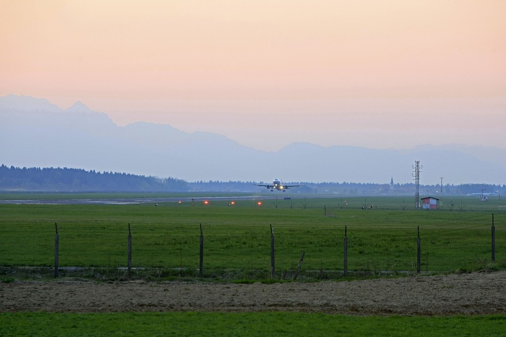 Letalo slovenskega prevoznika s Playboyevo ekipo je poletelo tik pred 19:30 uro v nedeljo zvečer.
