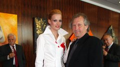 Tjaša Kokalj in njen založnik Anton Košak.