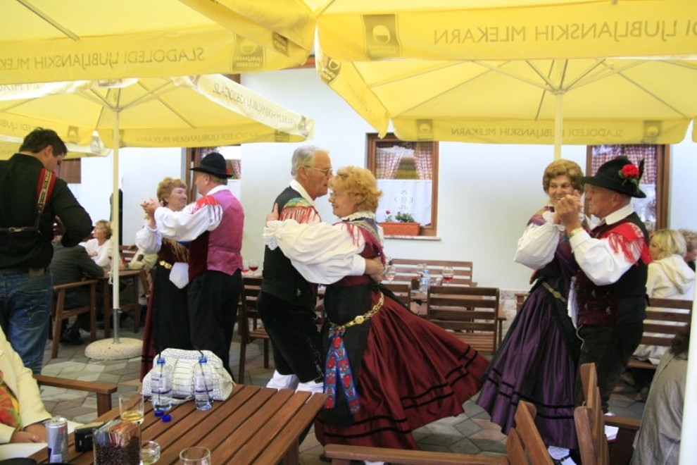 Slovenski tradicionalni plesi spadajo v okolje kakršno nudi Slovenski hram.