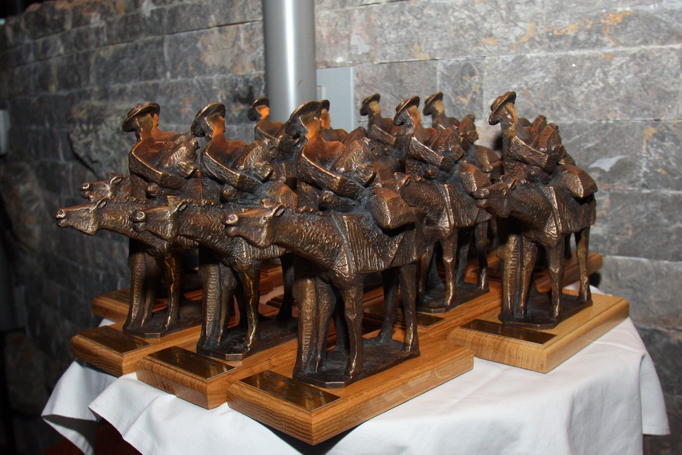 Bronaste kipce Martina Krpana in njegove kobilice so dobili delavci BTC-ja za 35 letno zavestobo.