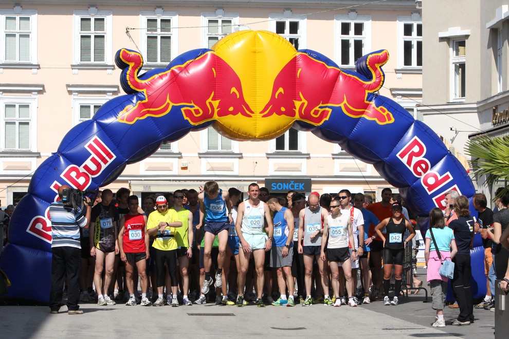 Nadebudni tekači so tekli po ulicah Kranja.