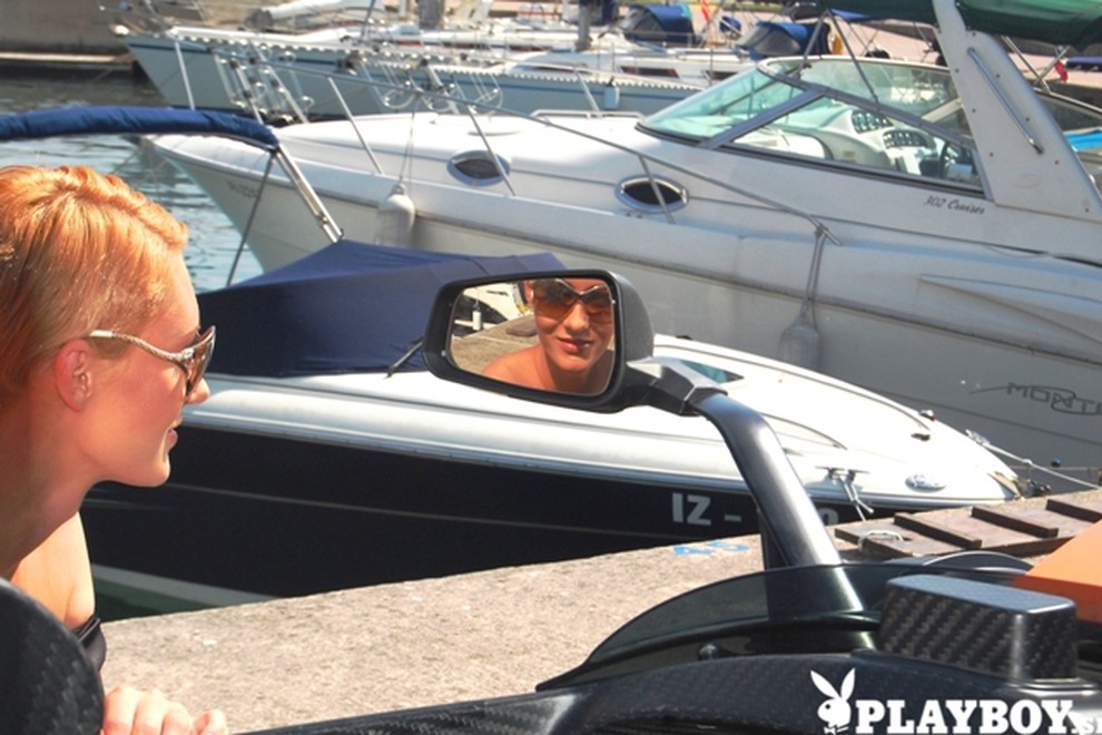 Pred začetkom so Sanelo slikali tudi z zanimivim vozilom KTM XBOW.
