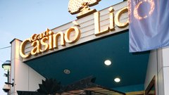 Pred začetkom so se dekleta zbrala na vhodu Grand Casinoja Lido.