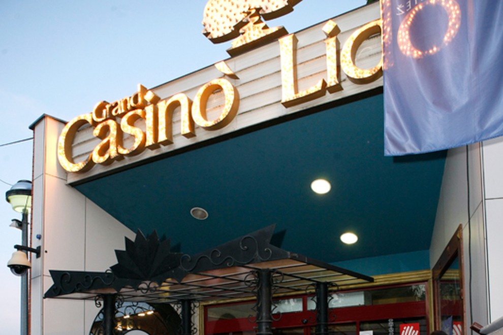 Pred začetkom so se dekleta zbrala na vhodu Grand Casinoja Lido.