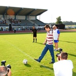 Darko, vesel, da se je v Kranju zbralo toliko ljudi, je brcnil prvo žogo tekme. (foto: DonFelipe)