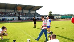 Darko, vesel, da se je v Kranju zbralo toliko ljudi, je brcnil prvo žogo tekme.