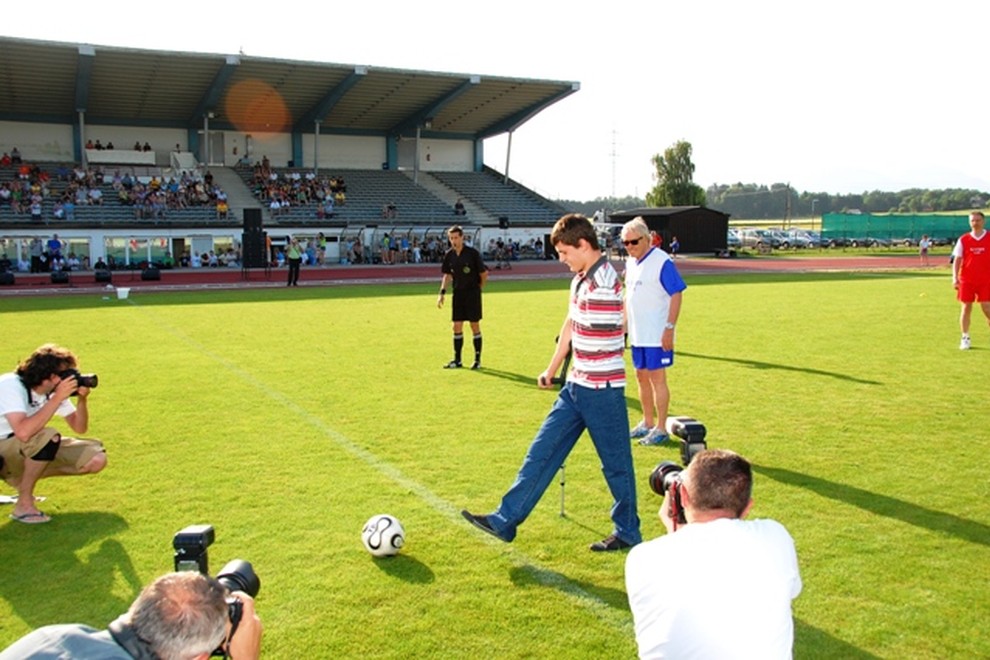 Darko, vesel, da se je v Kranju zbralo toliko ljudi, je brcnil prvo žogo tekme.
