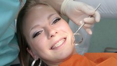 Maja Jamnik nam je dovolila, da si ogledamo, kako poteka odstranitev zobnega aparata.