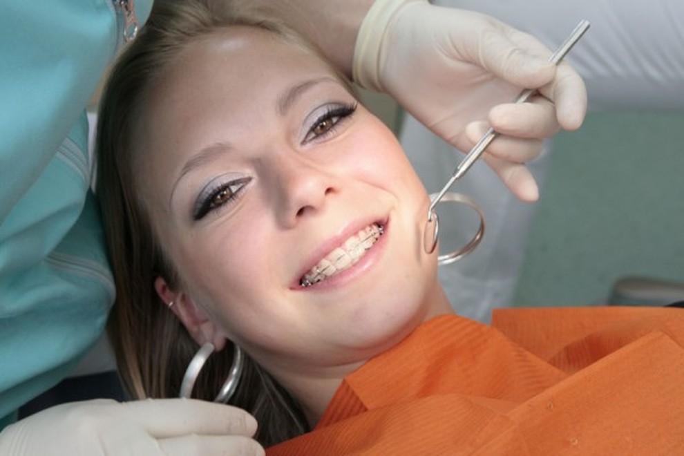 Maja Jamnik nam je dovolila, da si ogledamo, kako poteka odstranitev zobnega aparata.