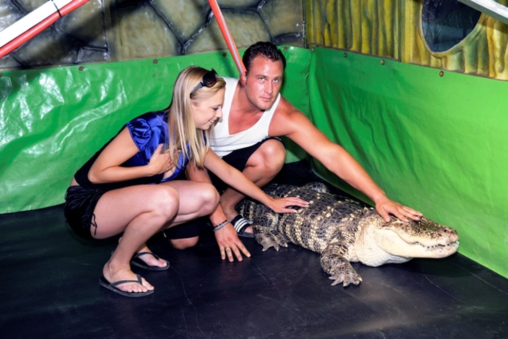 Maja in Rene sta pogumno božala aligatorja Alija.