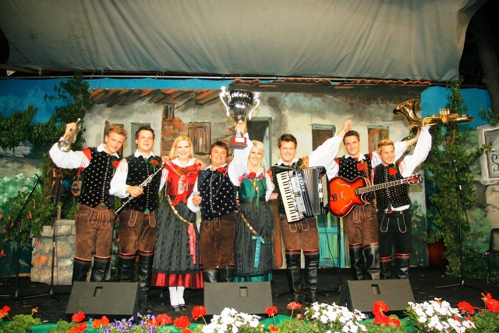 Veseli svatje s tercetom dveh Anit in Matjažem so zmagoslavno dvignili svoj pokal.