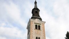 Pred cerkvico, preden je vsaka pozvonila z zvonom želja, je nastala tale fotografija.