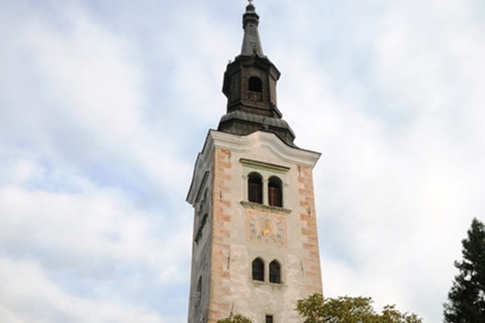 Pred cerkvico, preden je vsaka pozvonila z zvonom želja, je nastala tale fotografija.