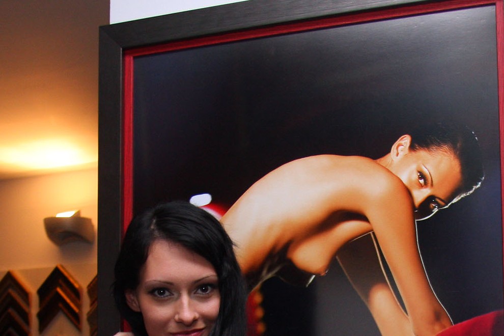 Playboyevo dekle leta 2009 Sanela Vukalić ob svoji fotografiji.