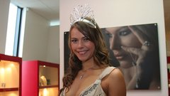 Predaja krone letošnji miss Slovenije Tini Petelin. 13