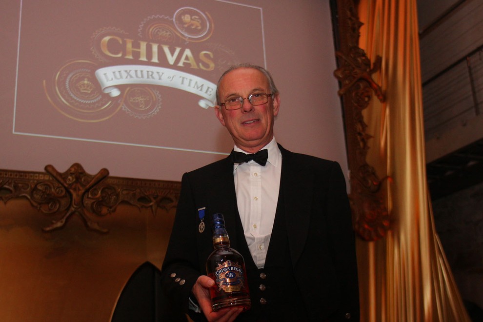 Poizkušanje viskijev Chivas Regal. 2