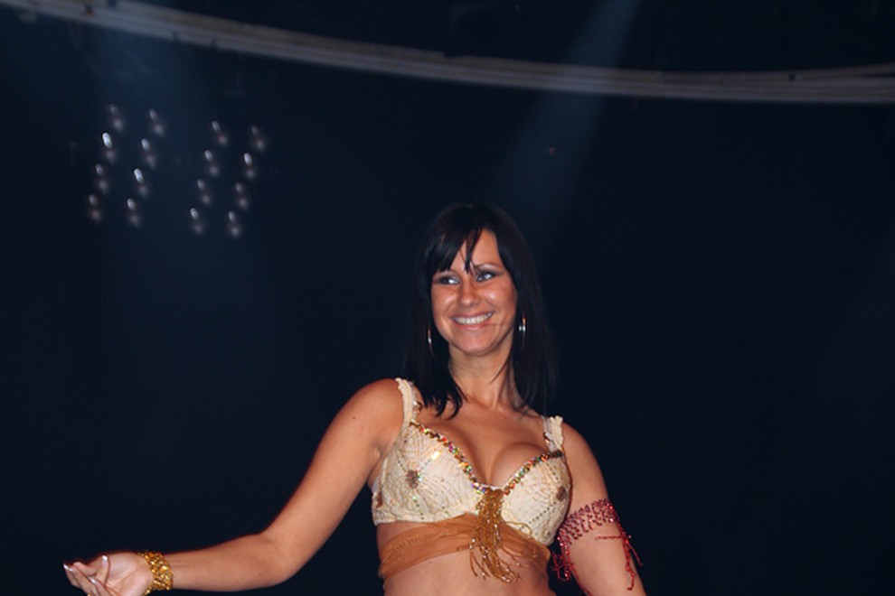Nermina je zaplesala prva s točko trebušnega plesa.