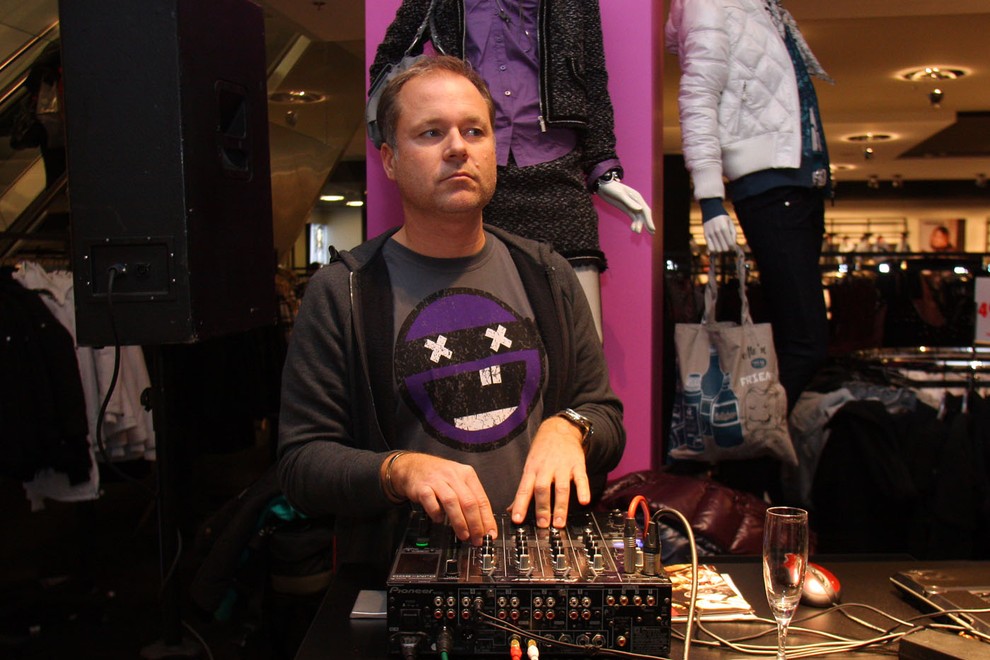Cel dan pa je nakupovalcem trgovine New Yorker vrtel glasbo DJ Dean on the Mike.