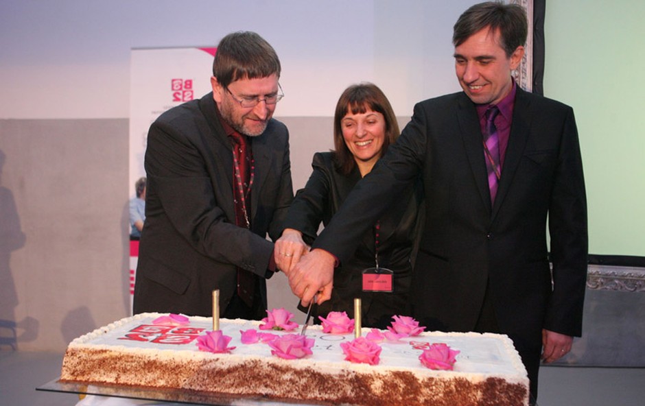 Lastniki B2 - Jože Smolnikar, dr. Julija Lapuh Bele, Darko Bele - režejo torto (foto: Bojan Okorn)