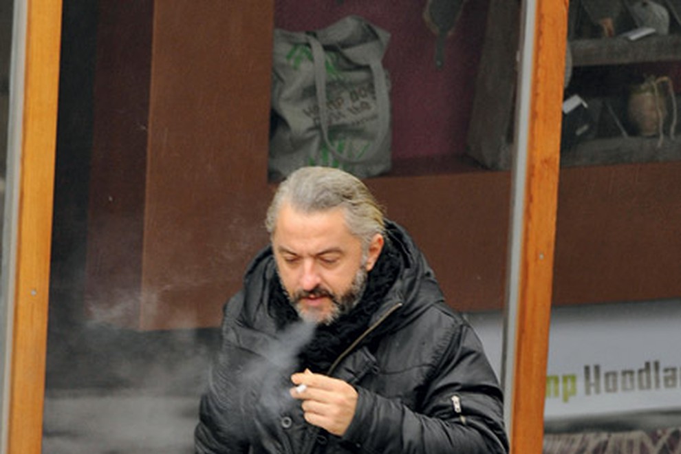 Kot se za umetnika spodobi, tudi Milana le redkokdaj opazimo brez cigareta v roki.