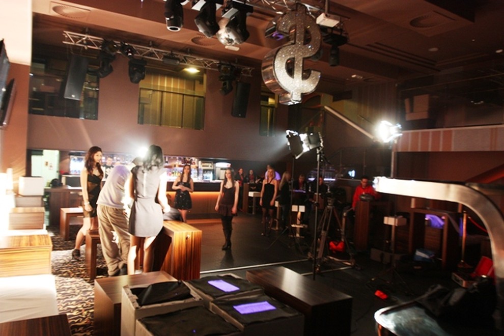 V Million Clubu Prive v Kranju je bilo pestro že prvi dan snemanja.