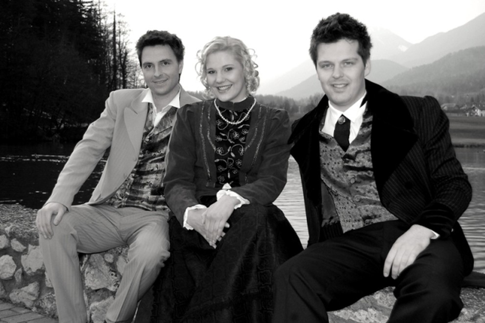 Klemen, Anita in vodja ansambla Blaž kot bi izgledali v časih v katerih se dogaja prvi del spota.